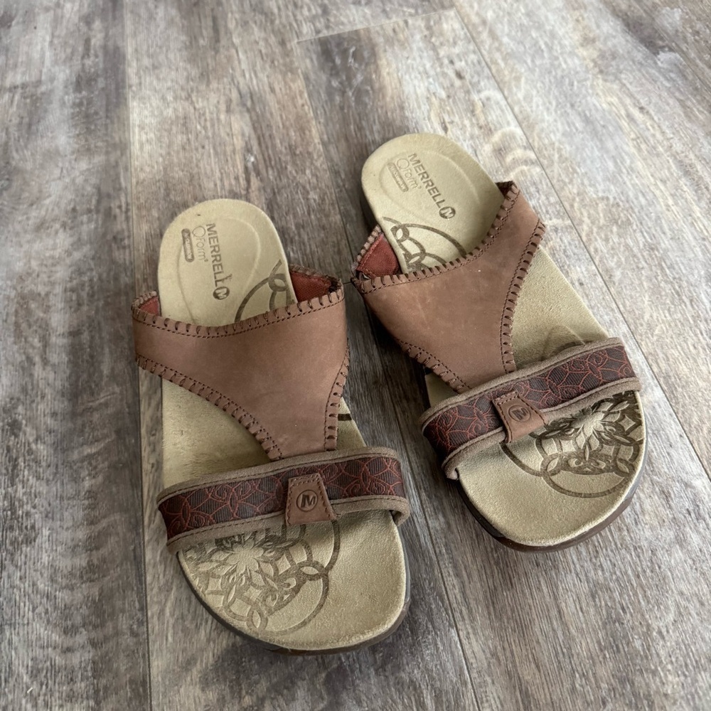 Like new! Merrell brown leather sandals with QForm cushioning.